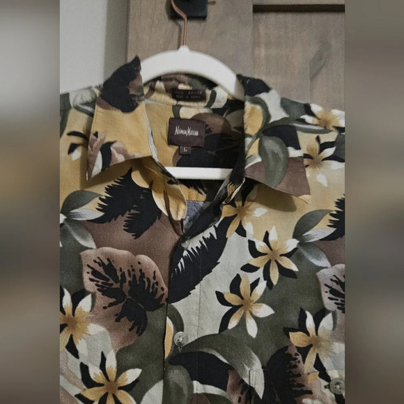 NEIMAN MARCUS Floral print 100% rayon camp button up shirt. Size Large - Picture 2 of 6